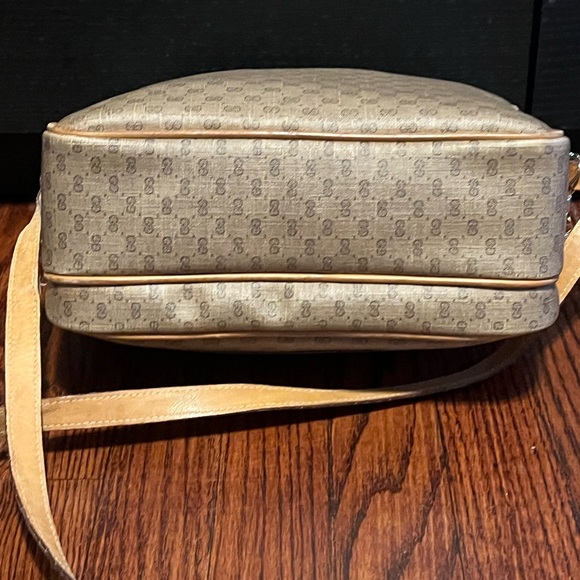 Vintage Gucci Signature Crossbody - Picture 5 of 16